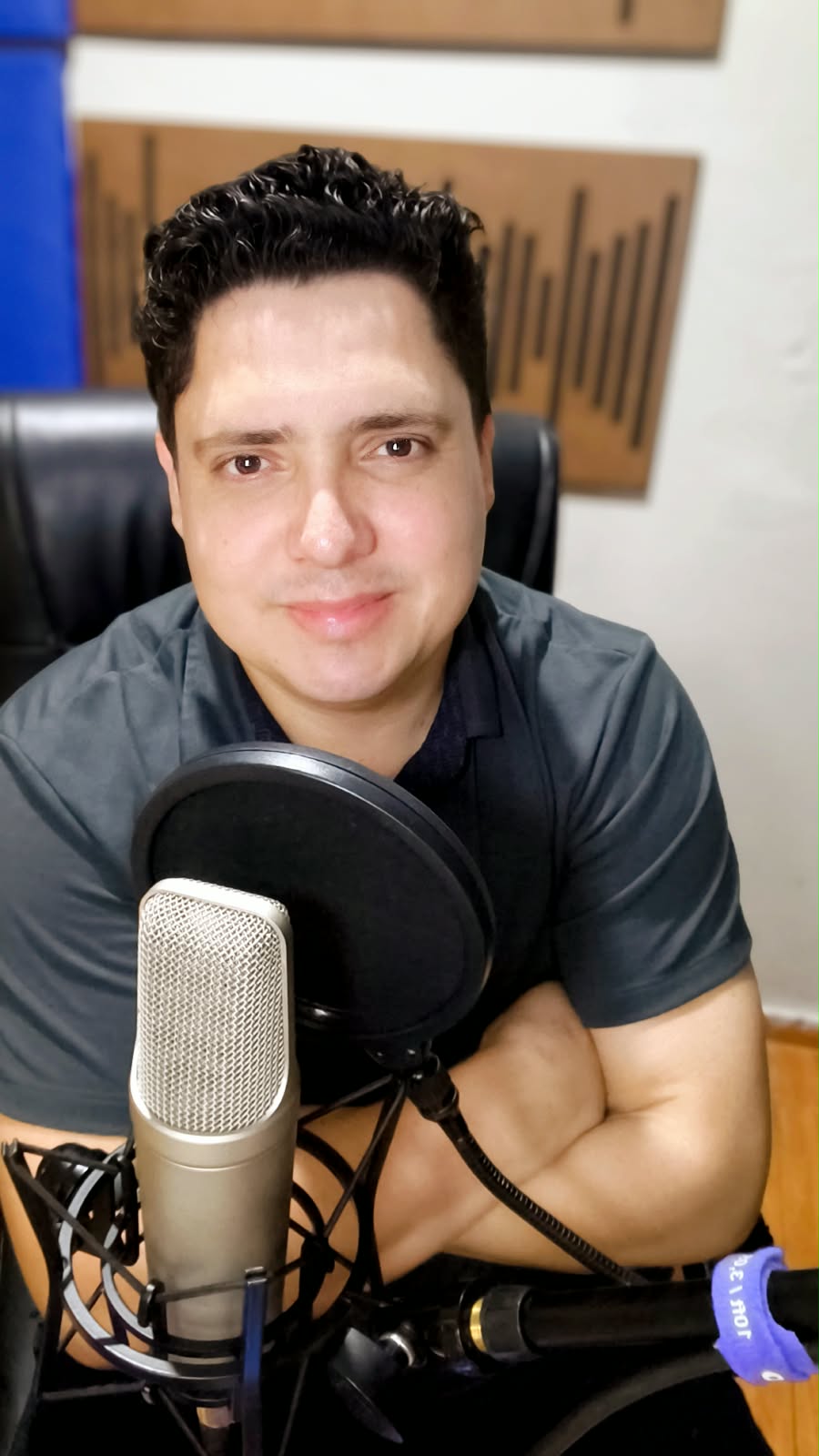 José Reyz ao microfone, sorrindo